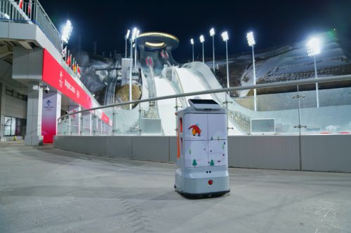 暢游在知識的海洋里,九號機(jī)器人成上海智慧圖書館 大明星